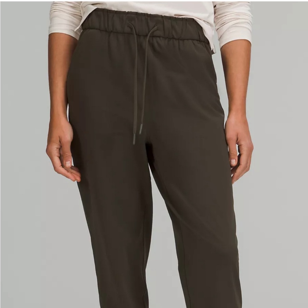Lululemon women’s on-the-fly jogger. Olive green. New with tags, size 8.